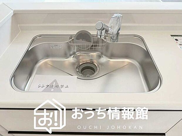 【浄水器内臓ハンドシャワー付シンク】広々とした凸型シンクに洗剤ポケットを標準装備。すっきり収納できます。
また、蛇口の先端に浄水器を内蔵しているため場所をとりません。