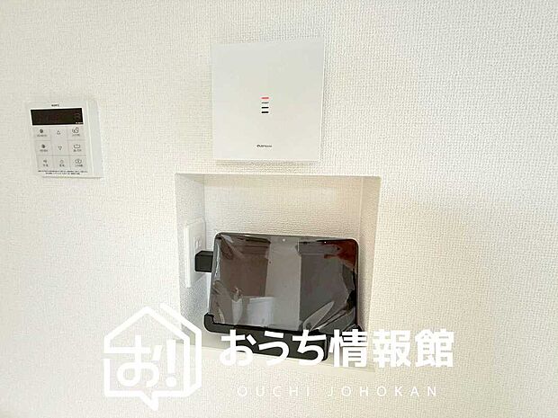 【TVモニター付インターホン】玄関の子機にカメラが付いており、来訪者の顔を確認できるため、音声だけの対応とは安心感が違います。
また、ハンズフリー通話で受話器を持つわずらわしさを解消できます。