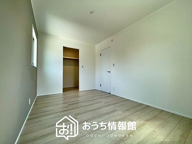 【現地写真(寝室)】木目の美しさを際立たせるシンプルデザインの建具を使用しています。