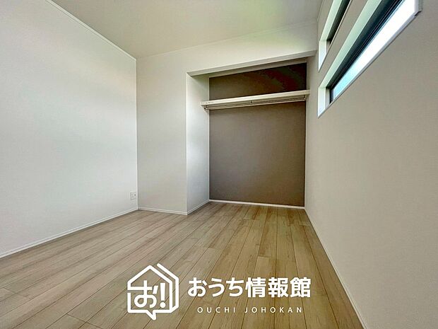 【現地写真(洋室)】木目の美しさを際立たせるシンプルデザインの建具を使用しています。