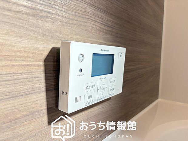 【給湯器リモコン】温度調整機能はもちろん、見やすいボタン配置でお湯はり・追い炊きが簡単操作可能です。