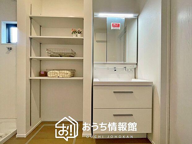 【洗面台・洗面所】鏡の両サイドは、必要なものを取出しやすく、大きな鏡面で朝の準備も快適。
使いやすいリフトアップ機能付きのシングルレバーシャワー水栓付です。