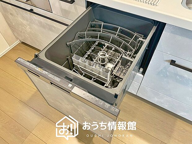 【食器洗い乾燥機】食後の時間にゆとりを与えてくれる食器洗い乾燥機。
操作ボタンも上面にあるので、腰をかがめずに操作ができラクラクです。