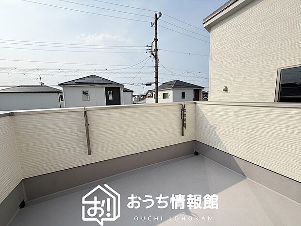 【バルコニー】奥行きが広く、洗濯物をゆったりと干せる十分な広さで、家族の洗濯も捗ります。