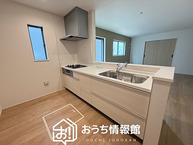 【現地写真(キッチン)】収納たっぷりのシステムキッチン、浄水器付水栓を標準装備しています。