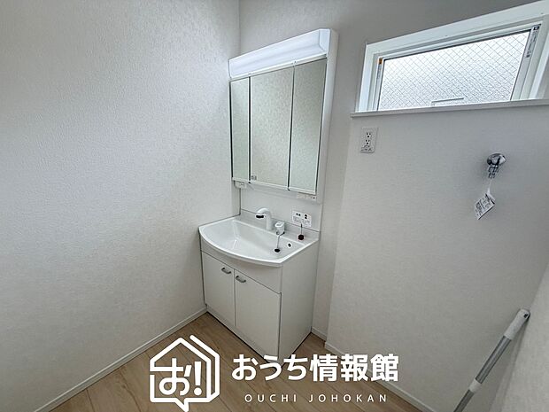 【洗面台・洗面所】鏡の両サイドは、必要なものを取出しやすく、大きな鏡面で朝の準備も快適。
使いやすいリフトアップ機能付きのシングルレバーシャワー水栓付です。