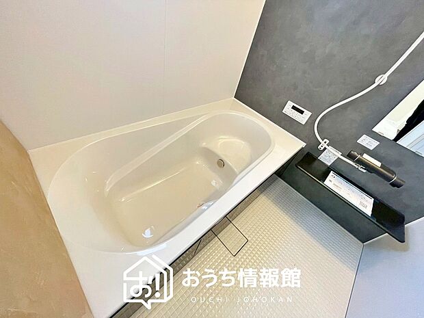 【現地写真（浴室）】浴室暖房乾燥機付き。１坪タイプで広々です。