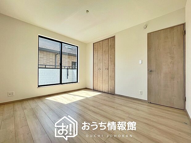 【現地写真(寝室)】木目の美しさを際立たせるシンプルデザインの建具を使用しています。