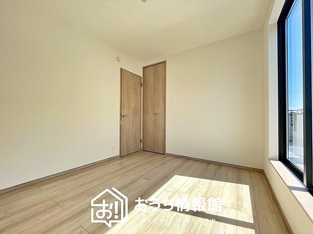 【現地写真(洋室)】木目の美しさを際立たせるシンプルデザインの建具を使用しています。