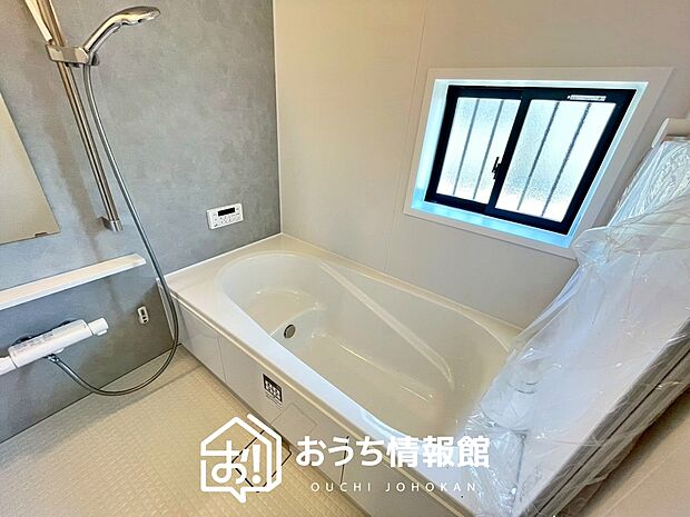 【現地写真(浴室)】浴室暖房乾燥機付き。1坪タイプで広々です。