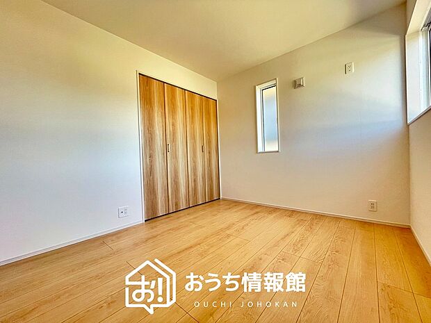 【現地写真（寝室）】木目の美しさを際立たせるシンプルデザインの建具を使用しています。