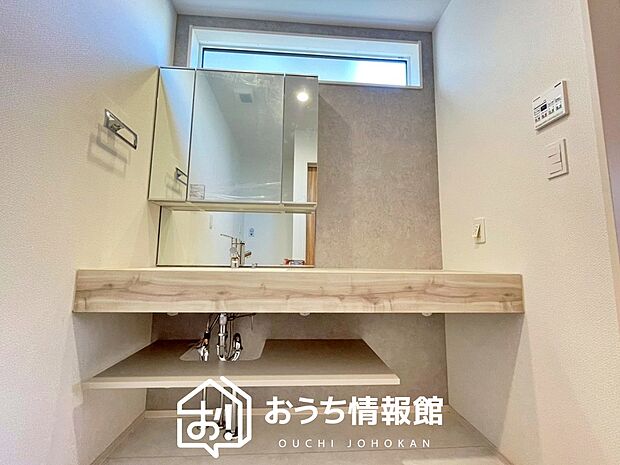 【洗面台・洗面所】鏡の両サイドは、必要なものを取出しやすく、大きな鏡面で朝の準備も快適。
使いやすいリフトアップ機能付きのシングルレバーシャワー水栓付です。