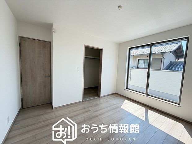 【現地写真(寝室)】木目の美しさを際立たせるシンプルデザインの建具を使用しています。