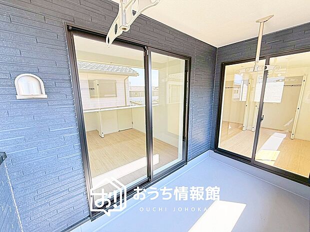 【バルコニー】奥行きが広く、洗濯物をゆったりと干せる十分な広さで、家族の洗濯も捗ります。