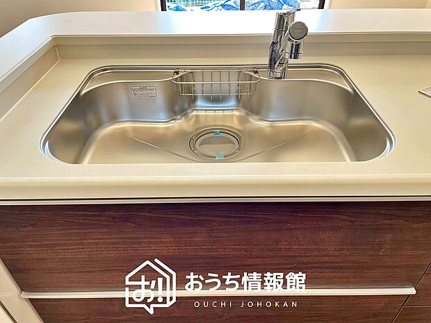 【浄水器内臓型ハンドシャワー付シンク】傷や汚れが付きにくい静音仕様の全面エンボス加工シンク。
また、蛇口の先端に浄水器を内蔵。浄水シャワーが使える毎分4リットルのたっぷり浄水。