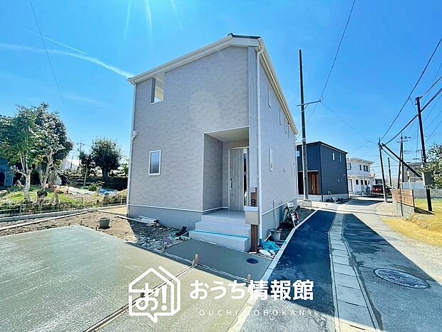 【現地写真(外観)【2号地】】軽くて火災に強い屋根材を採用し、地震時の建物への負担や揺れを軽減しています。