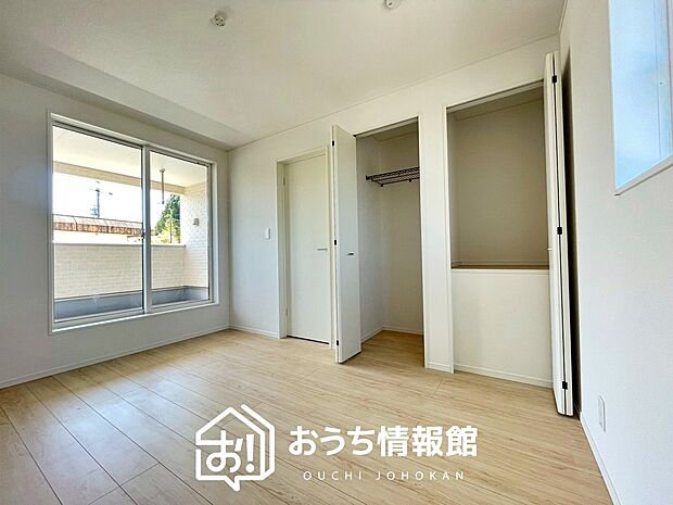 【現地写真(寝室)】木目の美しさを際立たせるシンプルデザインの建具を使用しています。