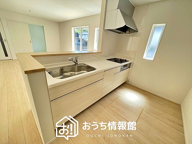 【現地写真(キッチン)】収納たっぷりのシステムキッチン、浄水器付水栓を標準装備しています。