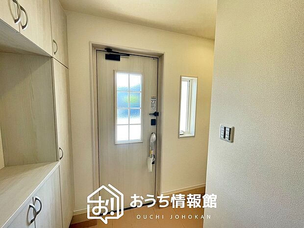 【現地写真（玄関）】玄関には、大型のシューズ収納を設置しています。