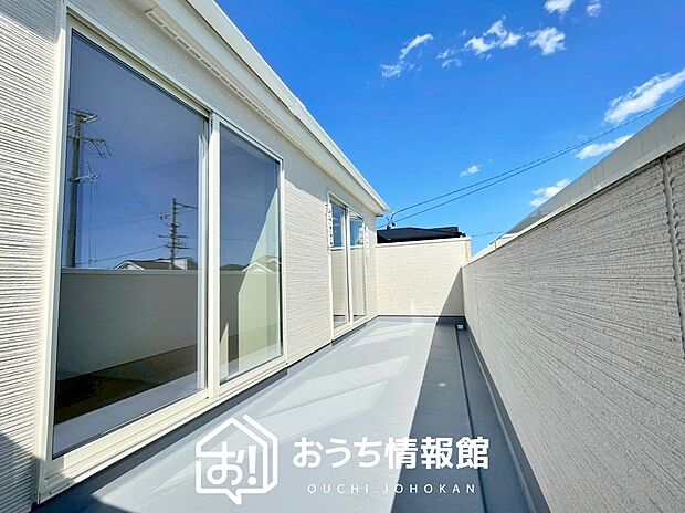 【バルコニー】奥行きが広く、洗濯物をゆったりと干せる十分な広さで、家族の洗濯も捗ります。