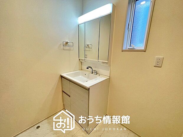 【洗面台・洗面所】鏡の両サイドは、必要なものを取出しやすく、大きな鏡面で朝の準備も快適。
使いやすいリフトアップ機能付きのシングルレバーシャワー水栓付です。
