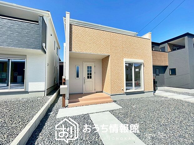 【現地写真（外観）【２号地】】軽くて火災に強い屋根材を採用し、地震時の建物への負担や揺れを軽減しています。