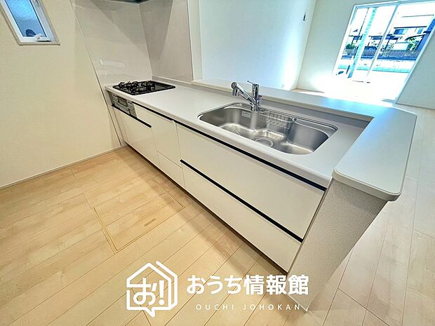 【現地写真（キッチン）】収納たっぷりのシステムキッチン、浄水器付水栓を標準装備しています。