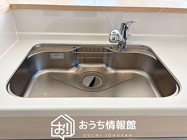 【浄水器内臓ハンドシャワー付シンク】広々とした凸型シンクに洗剤ポケットを標準装備。すっきり収納できます。
また、蛇口の先端に浄水器を内蔵しているため場所をとりません。