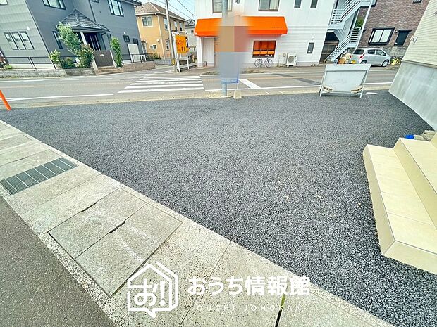 【現地写真（駐車場）】駐車スペースが広く、運転が苦手な方も安心です。