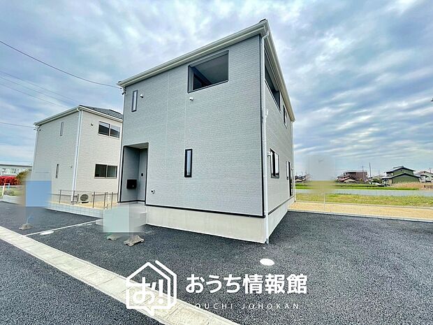 【現地写真（外観）【２号地】】軽くて火災に強い屋根材を採用し、地震時の建物への負担や揺れを軽減しています。