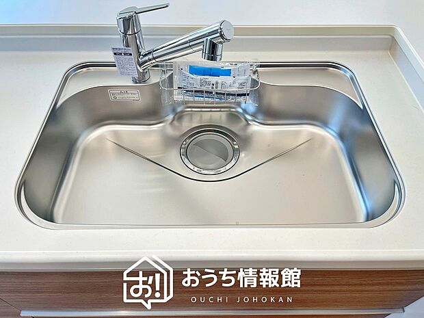 【浄水器内臓型ハンドシャワー付シンク】傷や汚れが付きにくい静音仕様の全面エンボス加工シンク。
また、蛇口の先端に浄水器を内蔵。浄水シャワーが使える毎分4リットルのたっぷり浄水。
