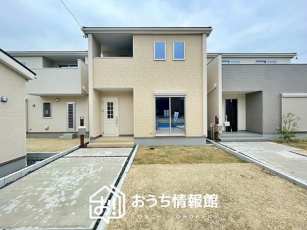 【現地写真（外観）【３号地】】軽くて火災に強い屋根材を採用し、地震時の建物への負担や揺れを軽減しています。