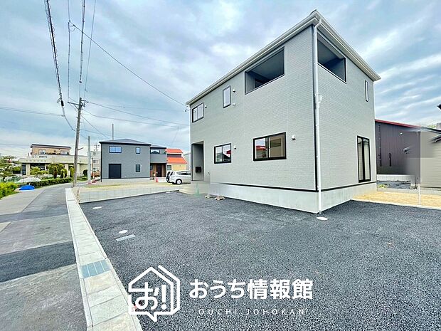 【現地写真(前道含む外観)】軽くて火災に強い屋根材を採用し、地震時の建物への負担や揺れを軽減しています。
