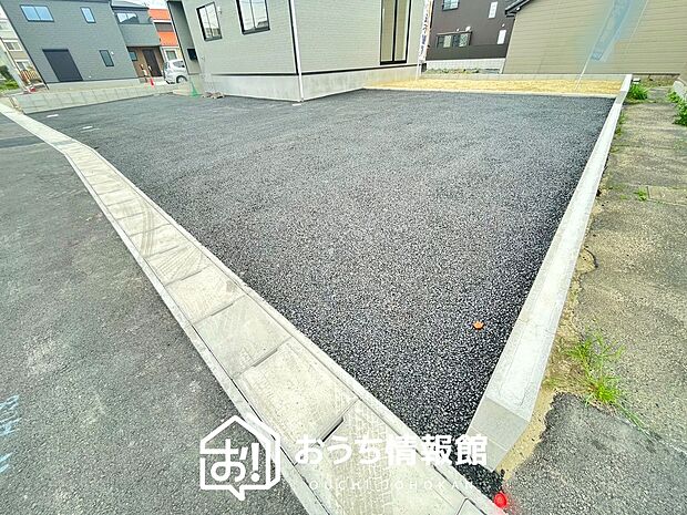 【現地写真(駐車場)】駐車スペースが広く、運転が苦手な方も安心です。