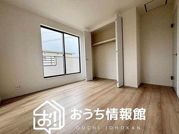 【現地写真（寝室）】木目の美しさを際立たせるシンプルデザインの建具を使用しています。