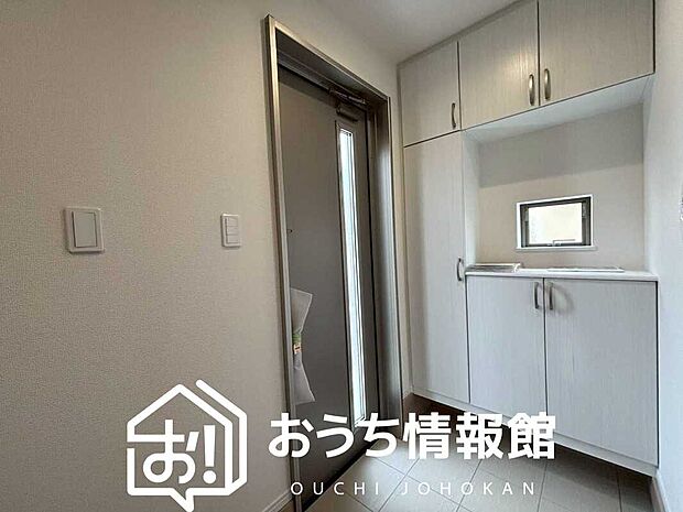 【現地写真（玄関）】玄関には、大型のシューズ収納を設置しています。