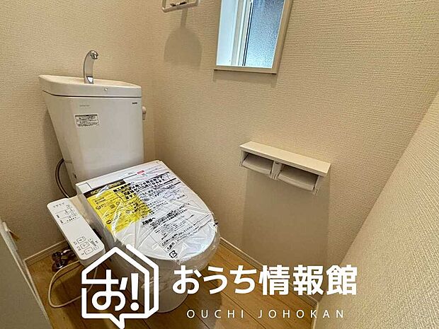 【トイレ】汚れてもサッとひと拭きでお手入れ簡単、エコ仕様の温水洗浄便座付きのトイレです。
バリアフリーにも配慮しています。