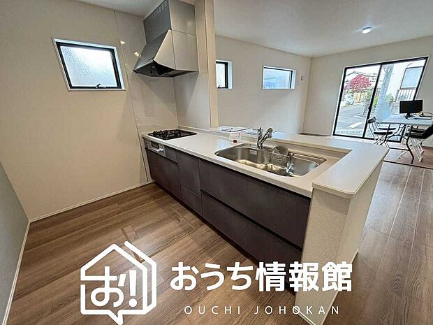 【現地写真（キッチン）】収納たっぷりのシステムキッチン、浄水器付水栓を標準装備しています。