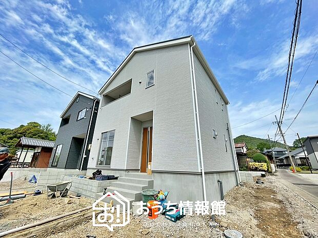 【現地写真(外観)【2号地】】軽くて火災に強い屋根材を採用し、地震時の建物への負担や揺れを軽減しています。
