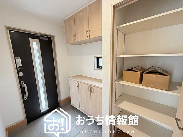 【現地写真(玄関)】玄関には、大型のシューズ収納を設置しています。