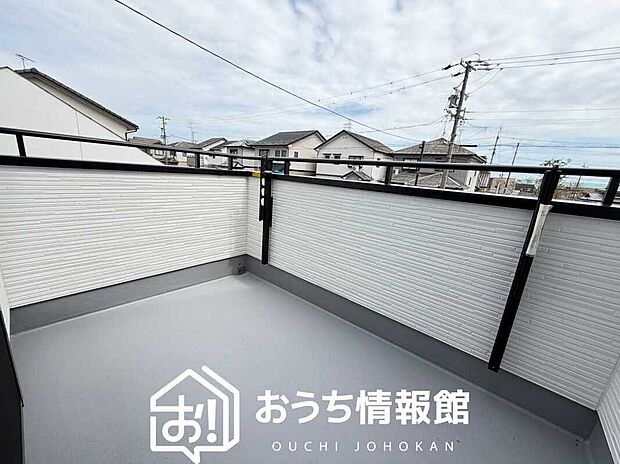【バルコニー】奥行きが広く、洗濯物をゆったりと干せる十分な広さで、家族の洗濯も捗ります。