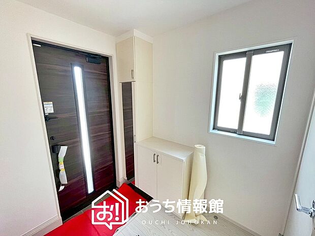 【現地写真(玄関)】玄関には、大型のシューズ収納を設置しています。