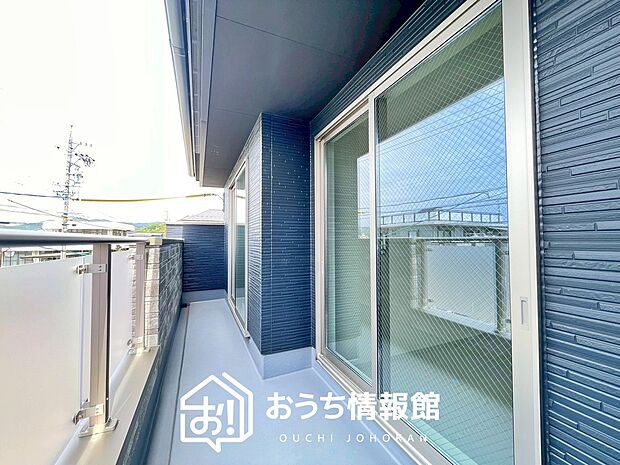 【バルコニー】奥行きが広く、洗濯物をゆったりと干せる十分な広さで、家族の洗濯も捗ります。