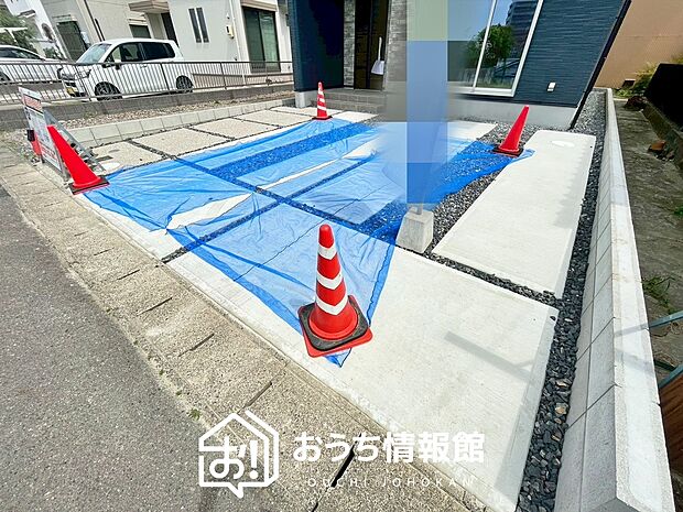 【現地写真(駐車場)】駐車スペースが広く、運転が苦手な方も安心です。