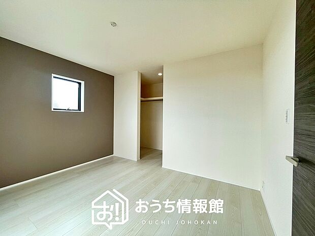 【現地写真（寝室）】木目の美しさを際立たせるシンプルデザインの建具を使用しています。