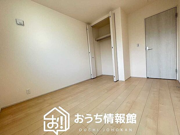 【現地写真（洋室）】木目の美しさを際立たせるシンプルデザインの建具を使用しています。