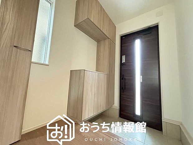 【現地写真(玄関)】玄関には、大型のシューズ収納を設置しています。