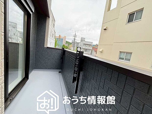 【バルコニー】奥行きが広く、洗濯物をゆったりと干せる十分な広さで、家族の洗濯も捗ります。