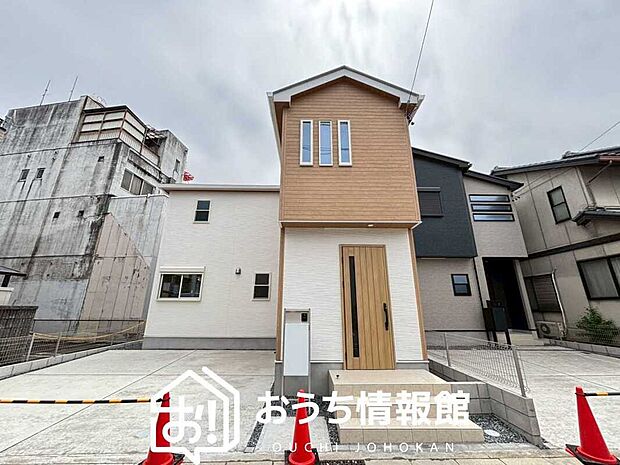 【現地写真(外観)【2号地】】軽くて火災に強い屋根材を採用し、地震時の建物への負担や揺れを軽減しています。