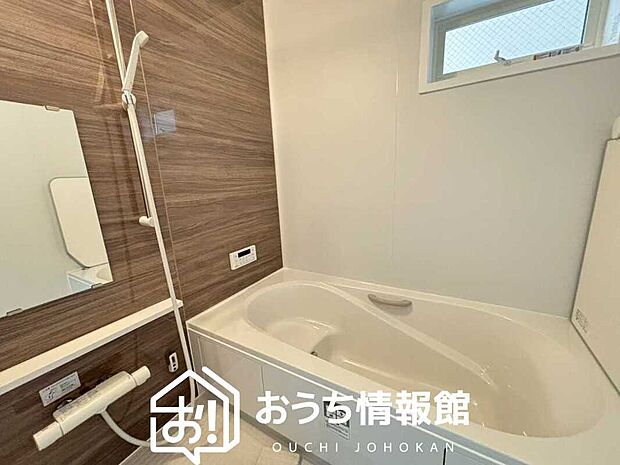 【現地写真(浴室)】浴室暖房乾燥機付き。1坪タイプで広々です。